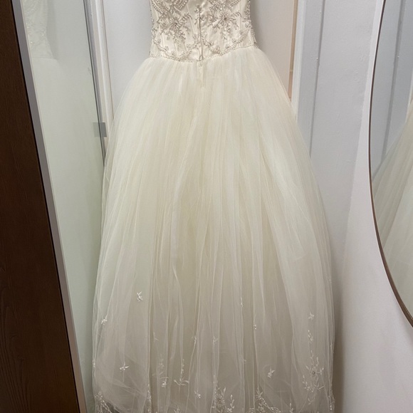 Wedding gown (pre-owned) - Picture 9 of 11